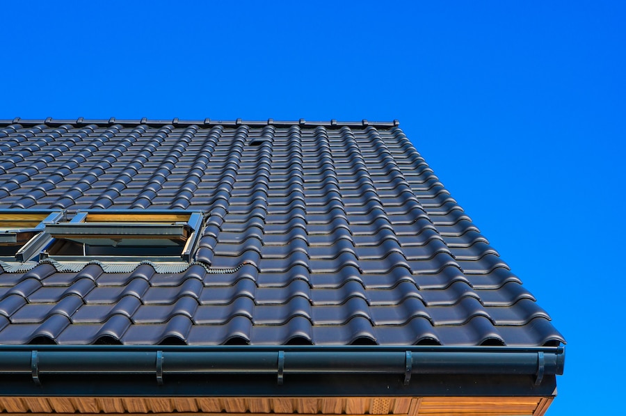 Argumente pro și contra pentru acoperișuri din țiglă metalică