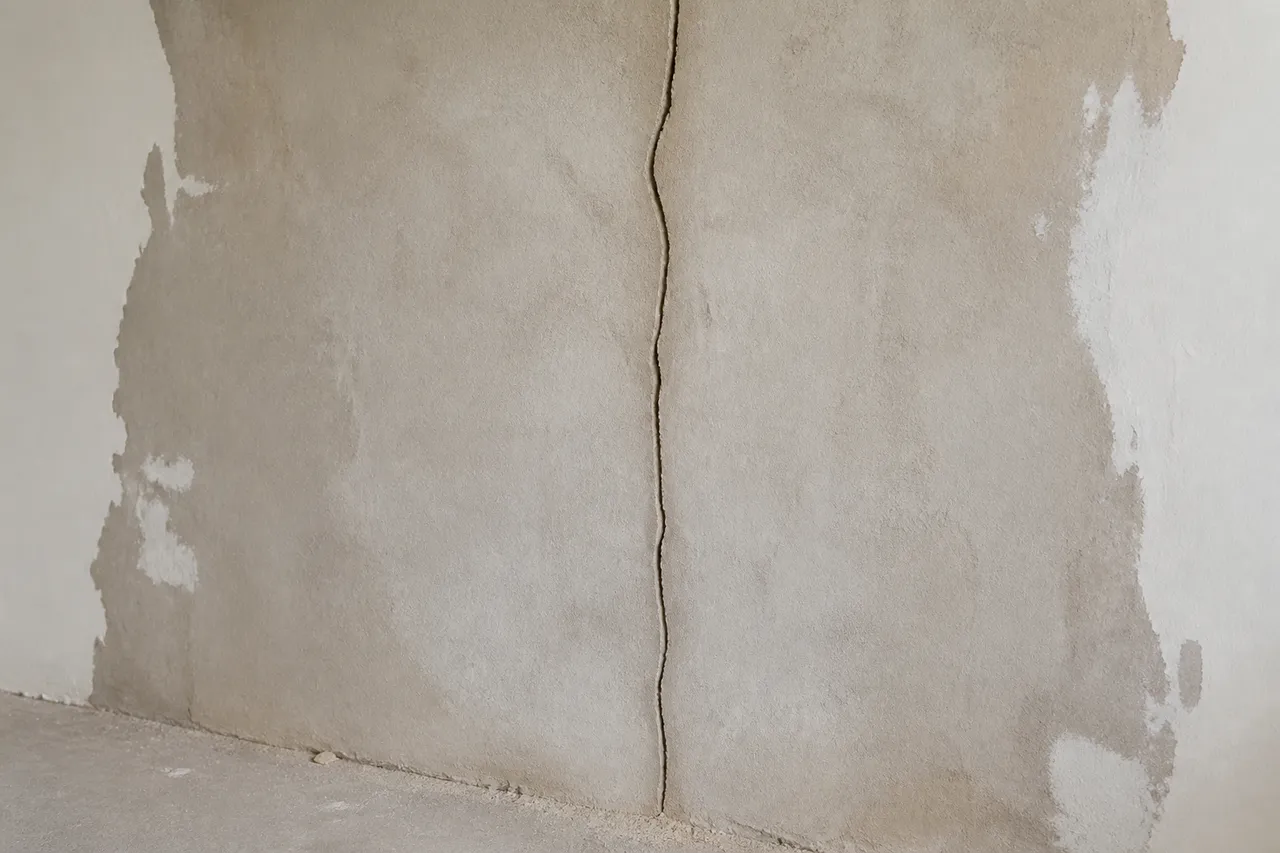 pregătirea peretelui pentru repararea unei fisuri superficiale