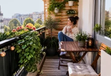 Decorul vertical pentru terase înguste care păstrează lumina și circulația Decorul vertical pentru terase înguste care păstrează lumina și circulația