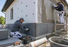 Termosistemul casei începe cu un soclu tratat diferit de fațadă Termosistemul casei începe cu un soclu tratat diferit de fațadă