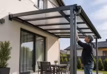 Pergola prinsă de fațada casei sau structură independentă Pergola prinsă de fațada casei sau structură independentă